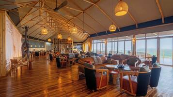 2 bars/lounges