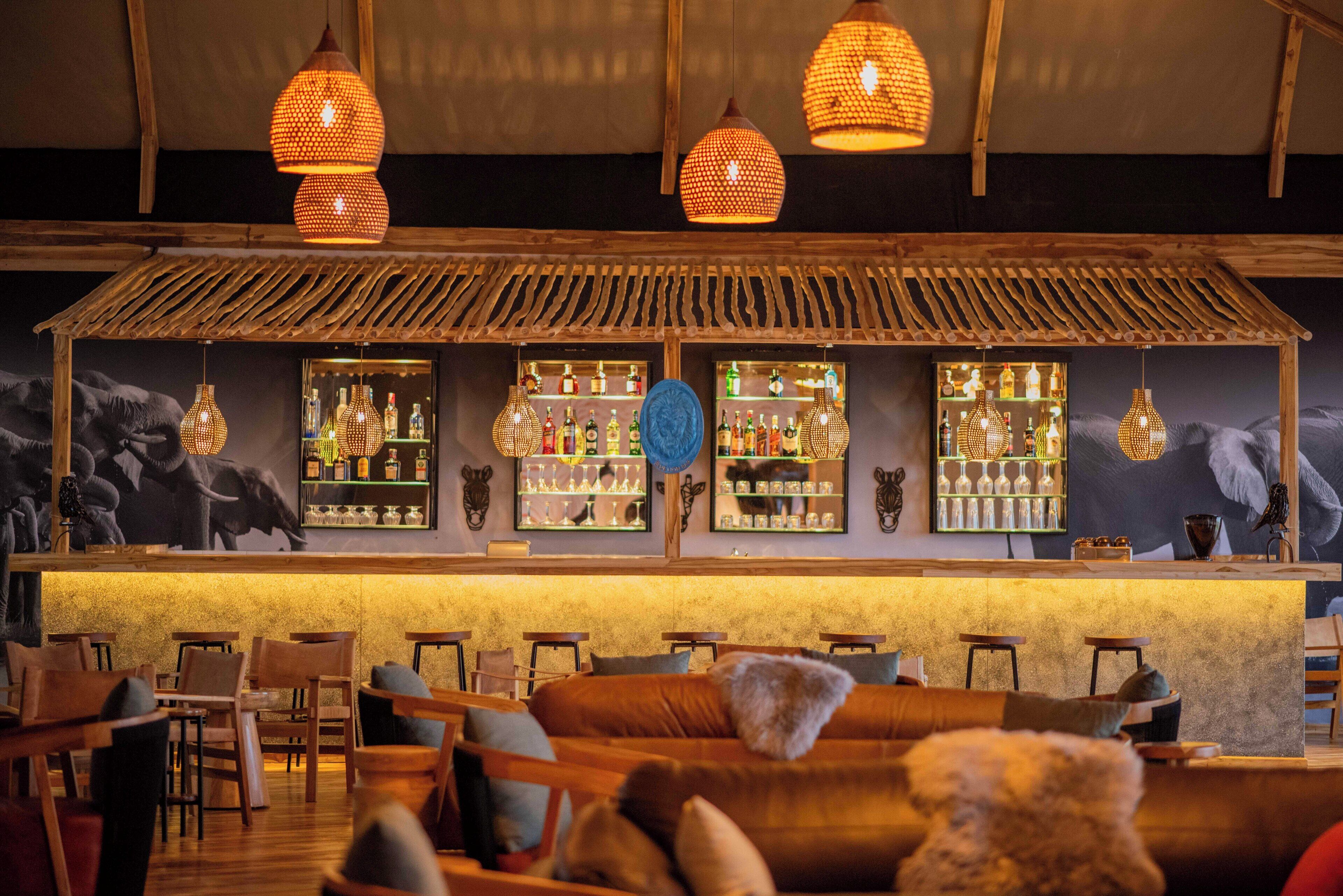 2 bars/lounges