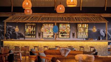 2 bars/lounges