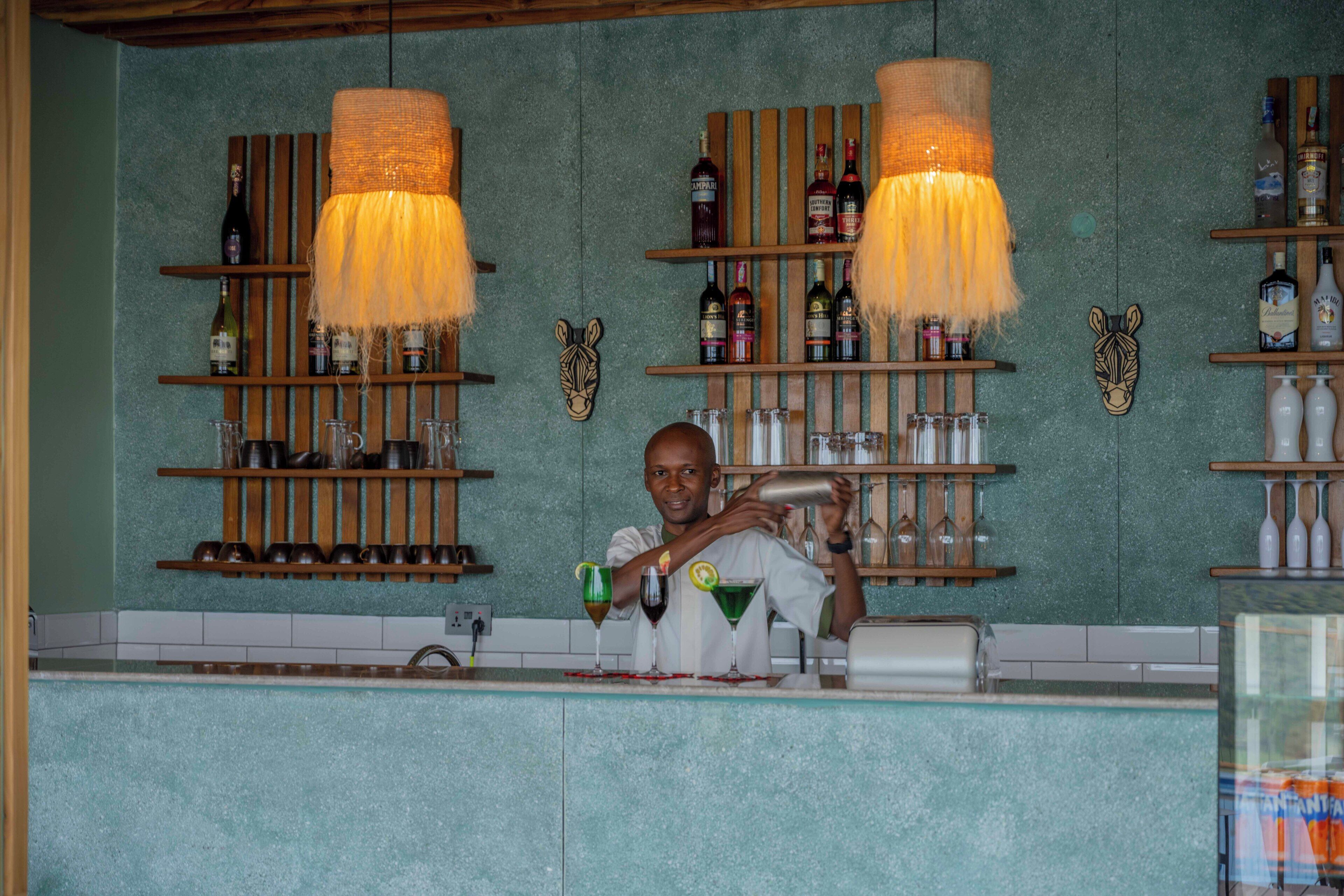 2 Bars/Lounges