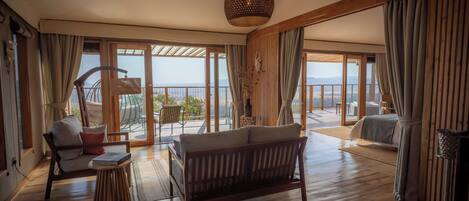 Tenda Mewah | Brankas, meja kerja, ruang kerja ramah laptop, dan tirai kedap cahaya