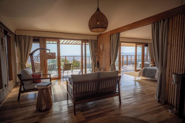 Caja de seguridad en la habitación y escritorio 