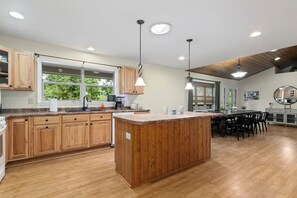 Coffee/tea maker, cookware/dishes/utensils