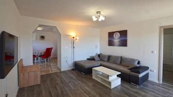 Apartamento, balcón, vistas al mar | Zona de estar | Televisión de pantalla plana de 80 cm con canales por satélite