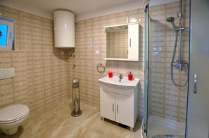 Apartment, Balcony, Sea View | Bathroom