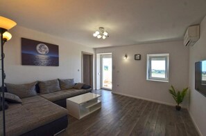 Apartament, balcó, vistes al mar | Sala d'estar | Televisor de pantalla plana de 80 cm amb canals per satèl·lit