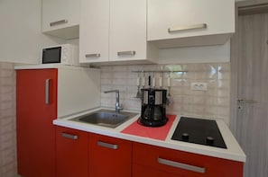Apartamento, sacada, vista para o mar | Cozinha privada | Cafeteira/chaleira, chaleira elétrica, torradeira, freezer