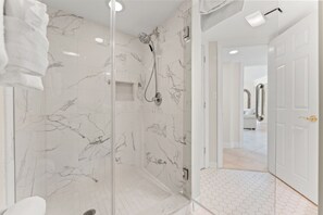 Douche, séchoir à cheveux, serviettes fournies
