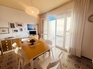 Apartamento, 2 quartos, sacada, vista para o oceano | Sala de jantar