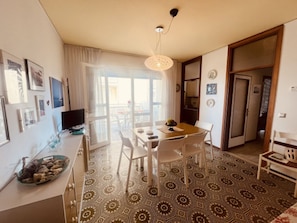 Appartement, 2 slaapkamers, balkon, uitzicht op zee | Dineerruimte