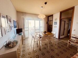 Apartamento, 2 habitaciones, balcón, vistas al mar | Comedor