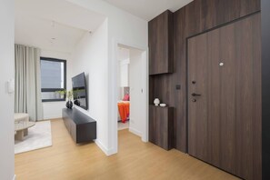 3 室のベッドルーム、デスク、アイロン / アイロン台、旅行用ベビーベッド