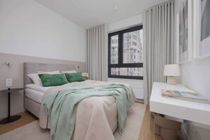 3 chambres, bureau, fer et planche à repasser, lit de bébé portatif