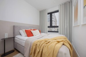 3 bedrooms, desk, iron/ironing board, travel crib
