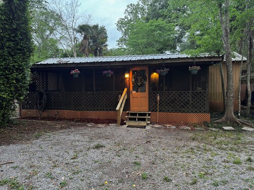 Bienvenue! Enchanting family-friendly cottage with AC in Breaux Bridge
