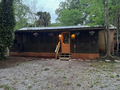 Bienvenue! Enchanting family-friendly cottage with AC in Breaux Bridge