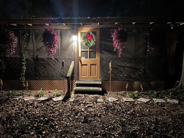 Exterior detail - Bienvenue! Enchanting family-friendly cottage with AC in Breaux Bridge (Breaux Bridge)