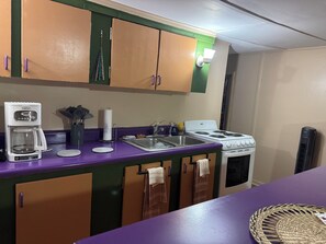 Fridge, microwave, stovetop, coffee/tea maker - Bienvenue! Enchanting family-friendly cottage with AC in Breaux Bridge (Breaux Bridge)