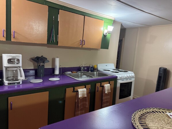 冷蔵庫、電子レンジ、コンロ、コーヒー / ティーメーカー