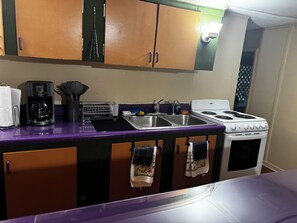 Kühlschrank, Mikrowelle, Herdplatte, Wasserkocher mit Kaffee-/Teezubehör