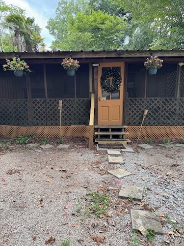 Bienvenue! Enchanting family-friendly cottage with AC in Breaux Bridge