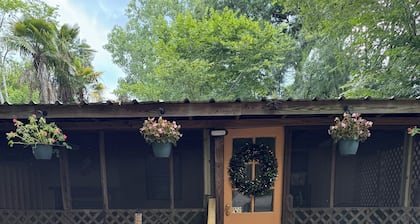 Bienvenue! Enchanting family-friendly cottage with AC in Breaux Bridge