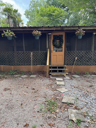 Bienvenue! Enchanting family-friendly cottage with AC in Breaux Bridge