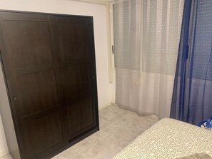 2 bedrooms, iron/ironing board, Internet, bed sheets