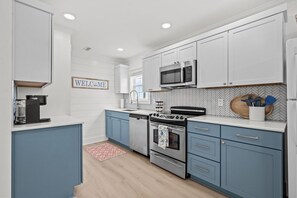 ثلاجة، ميكروويف، فرن، موقد طهي مسطح