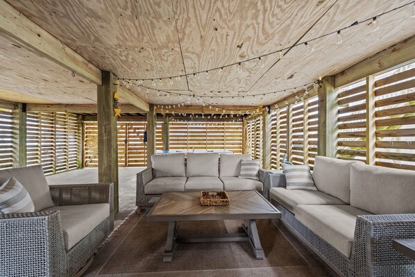 Interior - Cozy Coastal Cottage #197 Remodeled, dog friendly, ping-pong, tiki bar! (North Topsail Beach)