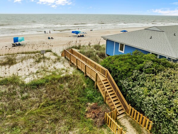 Beach nearby - Cozy Coastal Cottage #197 Remodeled, dog friendly, ping-pong, tiki bar! (North Topsail Beach)