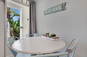 1 bedroom, desk, Internet