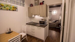 Kaffetrakter/tekoker, kjøleskap, mikrobølgeovn og kokeplater