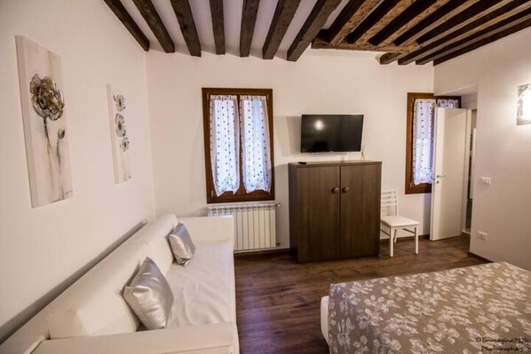 1 quarto, Wi-Fi de cortesia, roupa de cama