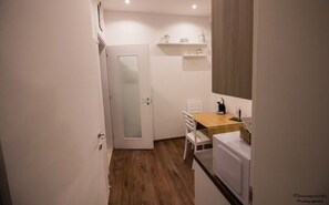 Geladeira, micro-ondas, cooktop, cafeteira/chaleira