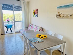 Apartment, 2 Bedrooms, Balcony, Pool View | Dining room