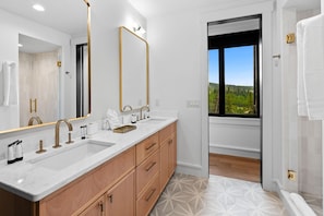 Shower, hair dryer, towels, shampoo - Lavish 6 Bedroom Ski Accessible Home (Big Sky)