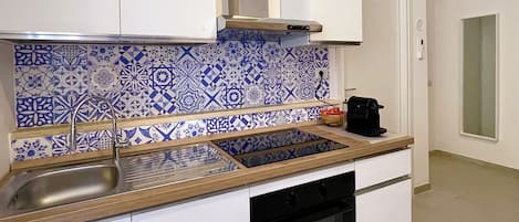 Fridge, oven, stovetop, coffee/tea maker