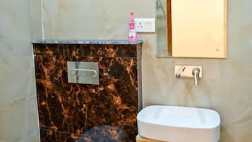 Suite estudio Deluxe | Baño | Artículos de higiene personal gratuitos, toallas, jabón y champú