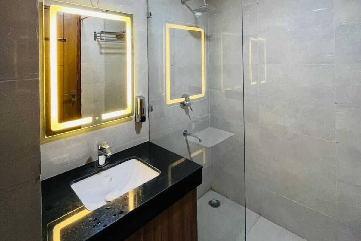 Suite monolocale Deluxe | Bagno | Set di cortesia gratuito, asciugamani, sapone, shampoo