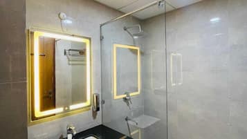 Suite estudio Deluxe | Baño | Artículos de higiene personal gratuitos, toallas, jabón y champú