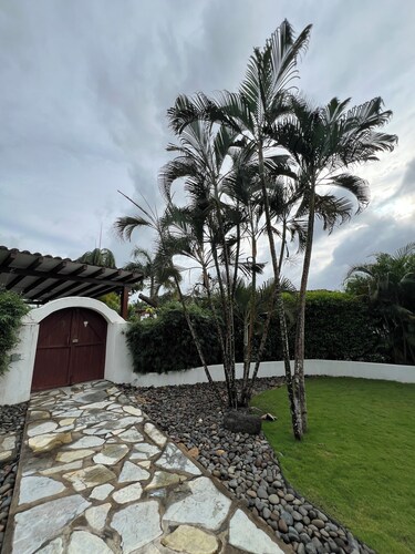 Spacious 3-BR villa & private casita w/ ensuite, pool & AC near Playa El Arenal