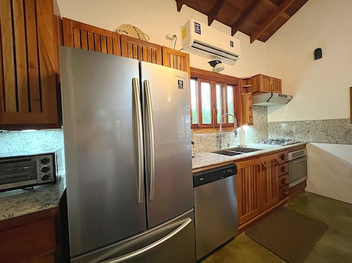 Spacious 3-BR villa & private casita w/ ensuite, pool & AC near Playa El Arenal
