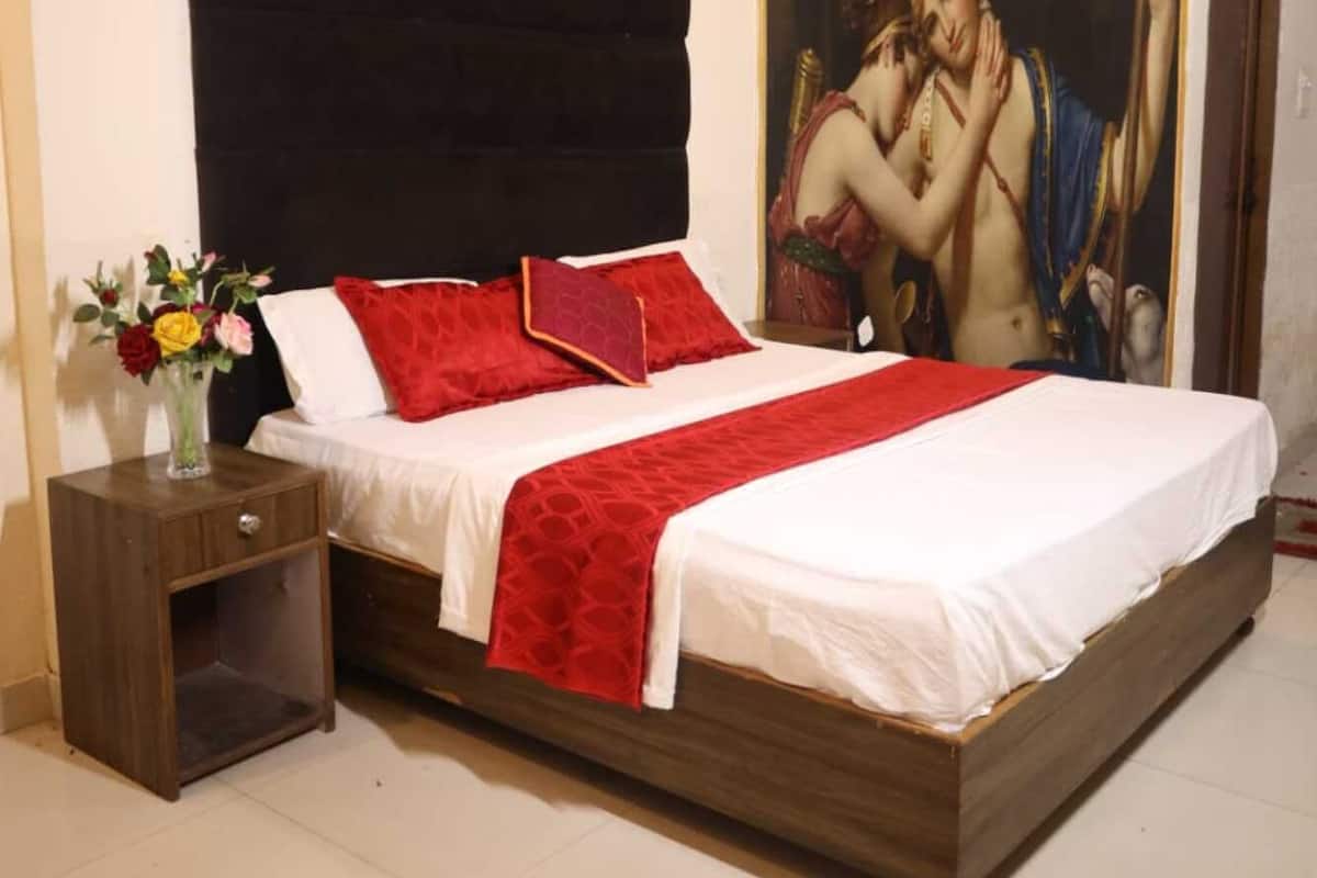 Luxury Room | Rollaway beds, free WiFi, bed sheets