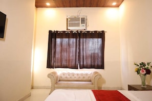 Luxury Room | Rollaway beds, free WiFi, bed sheets