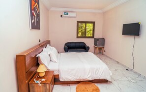 3 chambres, fer et planche à repasser, Wi-Fi, draps fournis