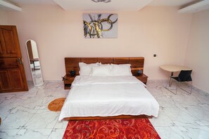 3 habitaciones, tabla de planchar con plancha, wifi y ropa de cama