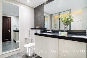 Appartement, patio, vue sur la ville | Salle de bain
