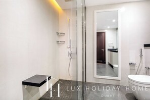 Apartamento, patio, vistas a la ciudad | Baño