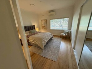 4 bedrooms, iron/ironing board, free WiFi, bed sheets - Sherwood East Melbourne 2 Units (East Melbourne)